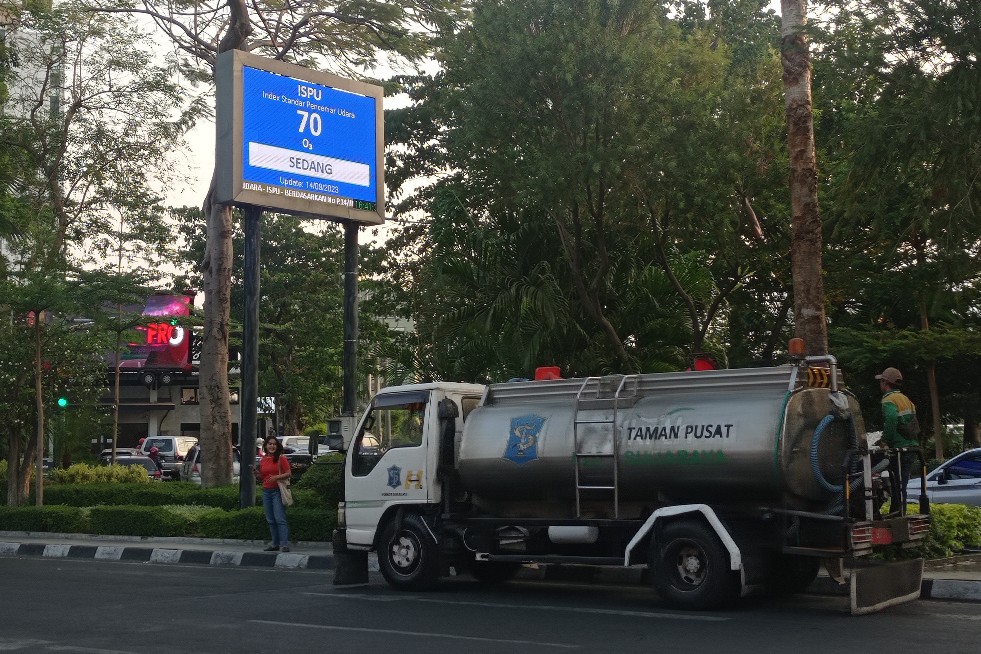 DETEKSI POLUSI: Salah satu alat indikator kebersihan udara di Jalan Walikota Mustajab, Surabaya. (SURYANTO/RADAR SURABAYA)