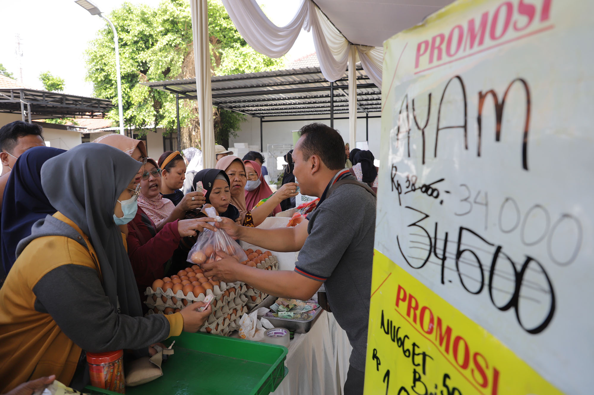 DISERBU: Warga membeli bahan pokok dengan harga terjangkau di kantor Kecamatan Karangpilang, Kamis (14/9). (SURYANTO/RADAR SURABAYA)
