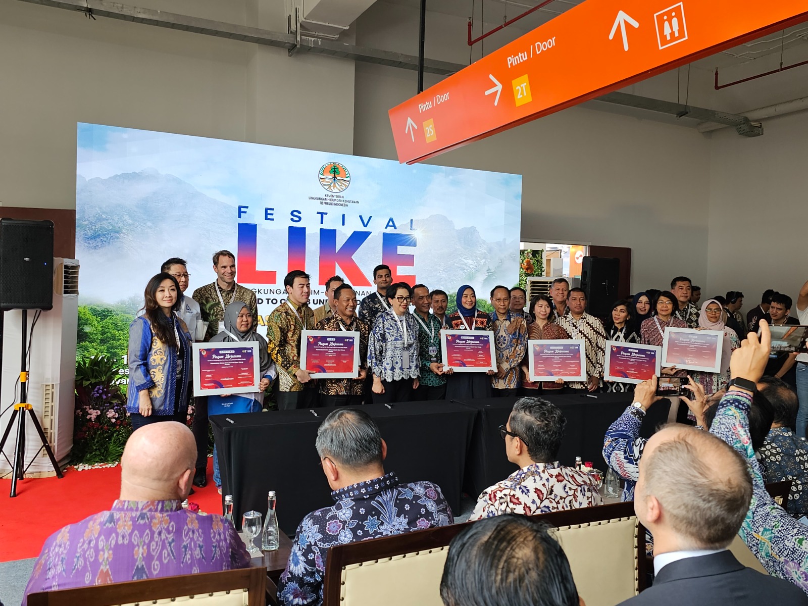 Ditjen Pengelolaan Sampah dan Limbah B3 KLHK memberikan penghargaan pada sejumlah industri yang bisa mengelola dan mendaur ulang sampah kemasan. Salah satunya Mekabox International dari Jawa Timur.