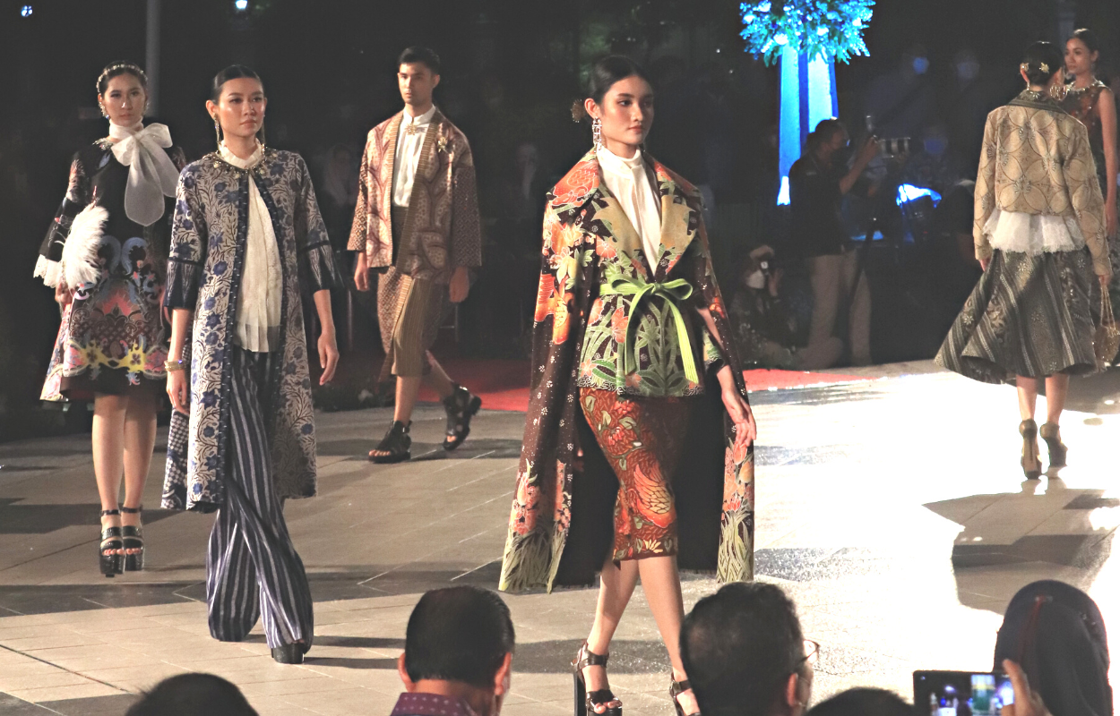 INDUSTRI KREATIF: Perkembangan industri fashion di Surabaya sangat pesat, ditandai dengan banyaknya kegiatan fashion show. (SURYANTO/RADAR SURABAYA)