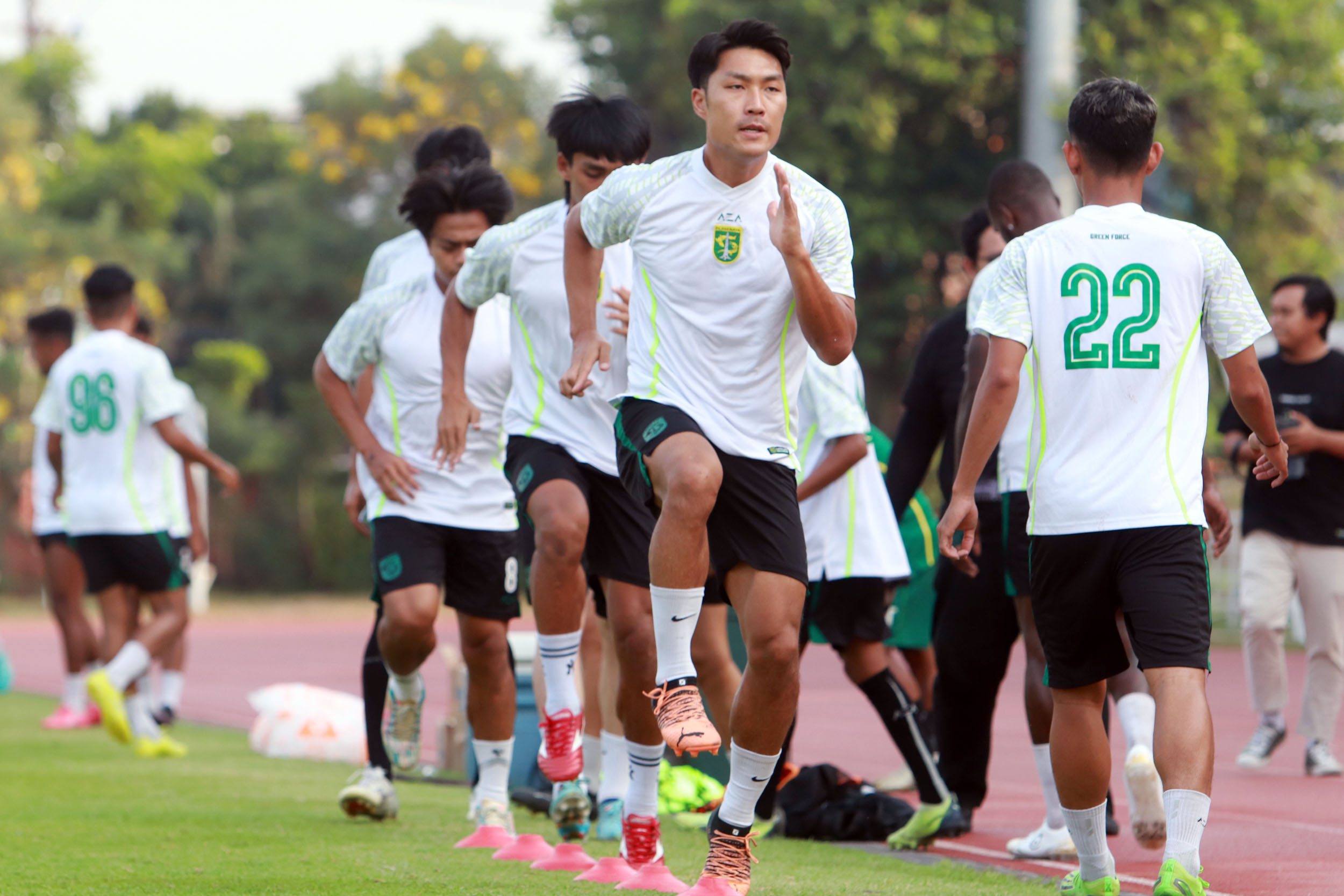 JELANG LAWAN MU: Pemain Persebaya Surabaya asal Singapura Song Ui Young berlatih bersama tim jelang laga melawan Madura United di Bangkalan. (ANDY SATRIA/RADAR SURABAYA)