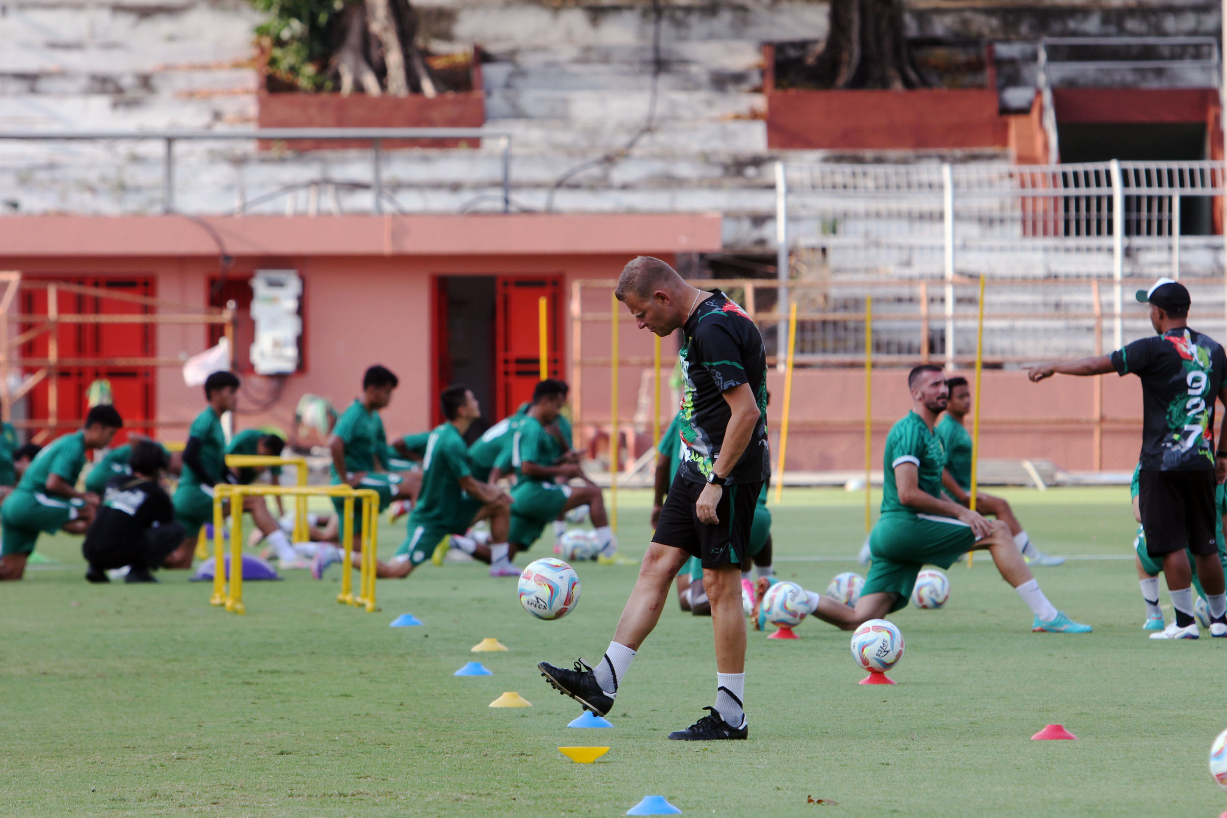 DAMPINGI TIM: Pelatih baru Persebaya Surabaya Josep Gombau bermain bola ketika mendampingi para pemain berlatih di Stadion Gelora 10 Nopember, Surabaya. (ANDY SATRIA/RADAR SURABAYA)