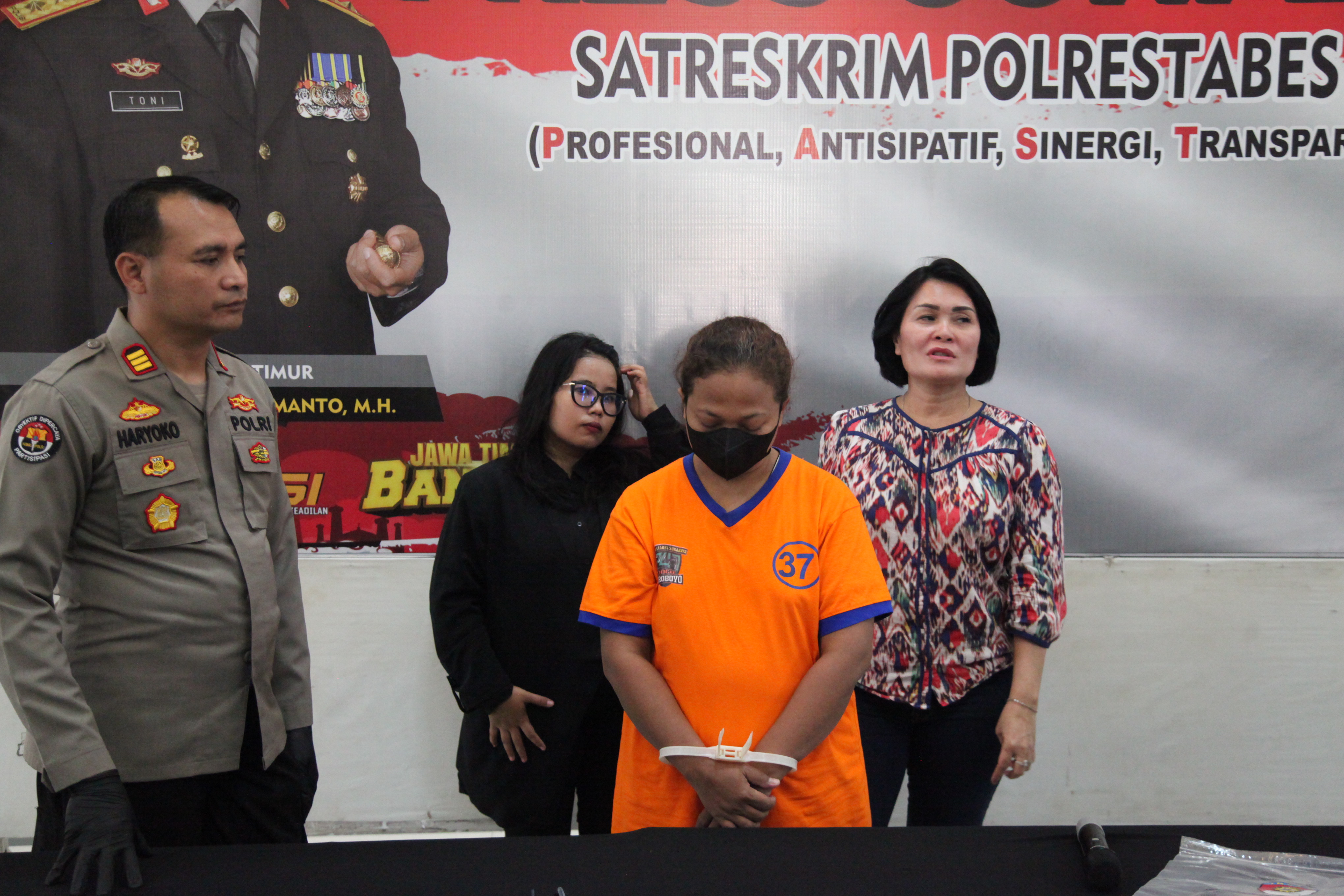 HALUSINASI: Anik Purwati (baju tahanan orange) diamankan di Polrestabes Surabaya. (SURYANTO/RADAR SURABAYA)