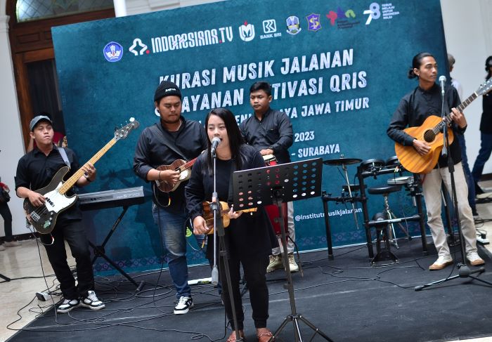 DITATA: Salah satu musisi jalanan sedang melakukan kurasi musik di Gedung Merah Putih, Balai Pemuda Surabaya, Jumat (15/9). (RAHMAT SUDRAJAT/RADAR SURABAYA)