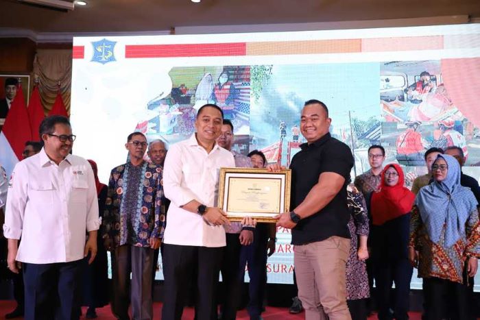 UNTUK KEMANUSIAAN: Wali Kota Surabaya Eri Cahyadi menyerahkan penghargaan kepada salah satu warga Kota Pahlawan yang sudah mendonorkan darahnya lebih dari 50 kali.  (IST/PEMKOT SURABAYA)