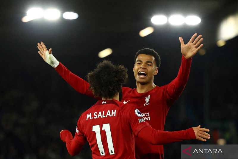 Striker Liverpool Mohamed Salah merayakan golnya bersama Cody Gakpo dalam laga lanjutan Liga Inggris di Elland Road, Leeds, Inggris, Senin (17/4/2023). (ANTARA FOTO/REUTERS)