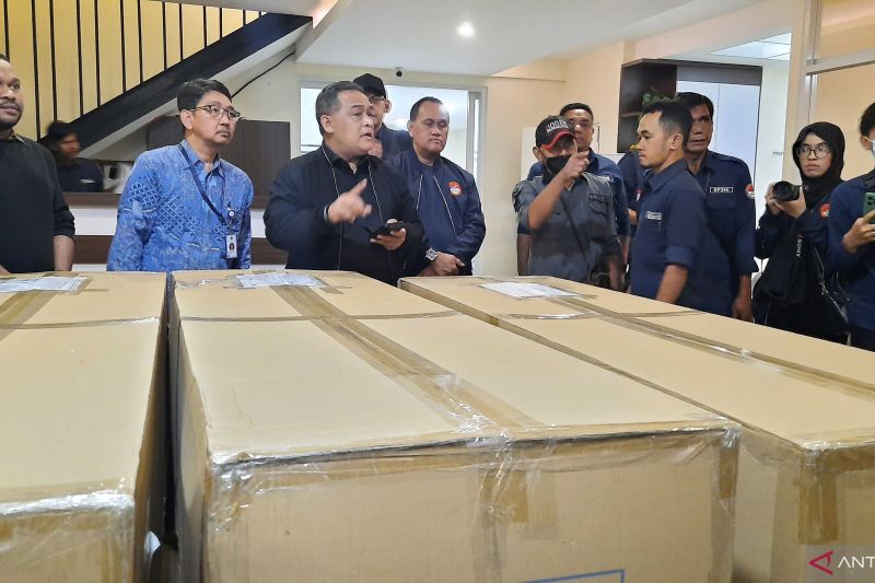 Kepala Badan Pelindungan Pekerja Migran Indonesia (BP2MI) Benny Rhamdani saat menerima kedatangan empat jenazah PMI dari Taiwan di Terminal Kargo Bandara Soetta, Minggu (17/9/2023). (ANTARA)