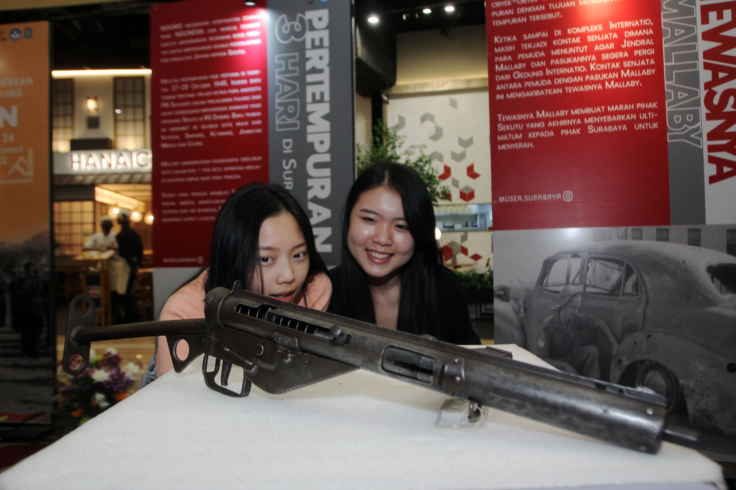 MUSEUM KELILING: Dua orang pengunjung mengamati barang-barang koleksi Museum 10 November Surabaya.