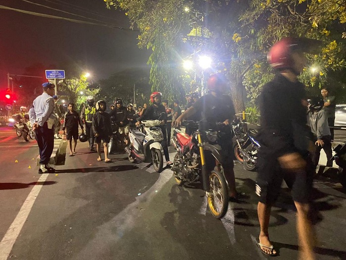 NEKAT: Ratusan sepeda motor yang diamankan diduga hendak mengikuti balap liar,  Minggu (17/9) dini hari.  (IST/RADAR SURABAYA)