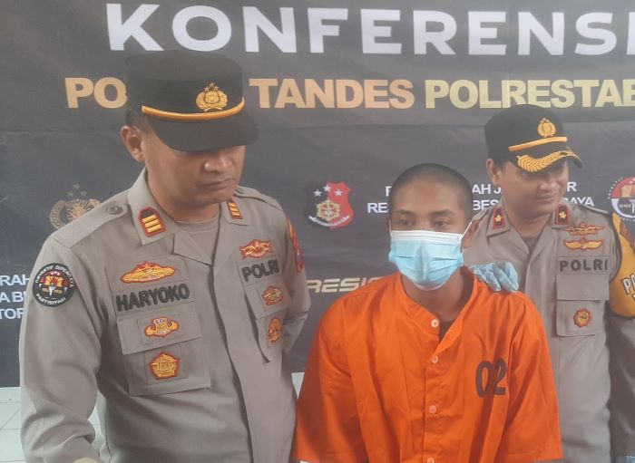 APES: Tersangka Ahmad Toha diamankan di Polsek Tandes, sementara dua kawannya masih kabur. (MAHRUS/RADAR SURABAYA)