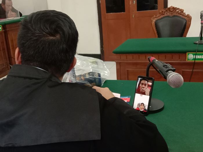 BANDIT LAWAS: Mahrus Sulaiman diadili secara daring di Pengadilan Negeri (PN) Surabaya. (FAJAR YULIYANTO/RADAR SURABAYA)