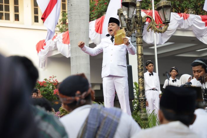 SEMANGAT: Wali Kota Eri Cahyadi memerankan Ir Soekarno membacakan Maklumat Indonesia Merah Putih, dalam drama musikal yang dihelat, Minggu (17/9). (SURYANTO/RADAR SURABAYA)