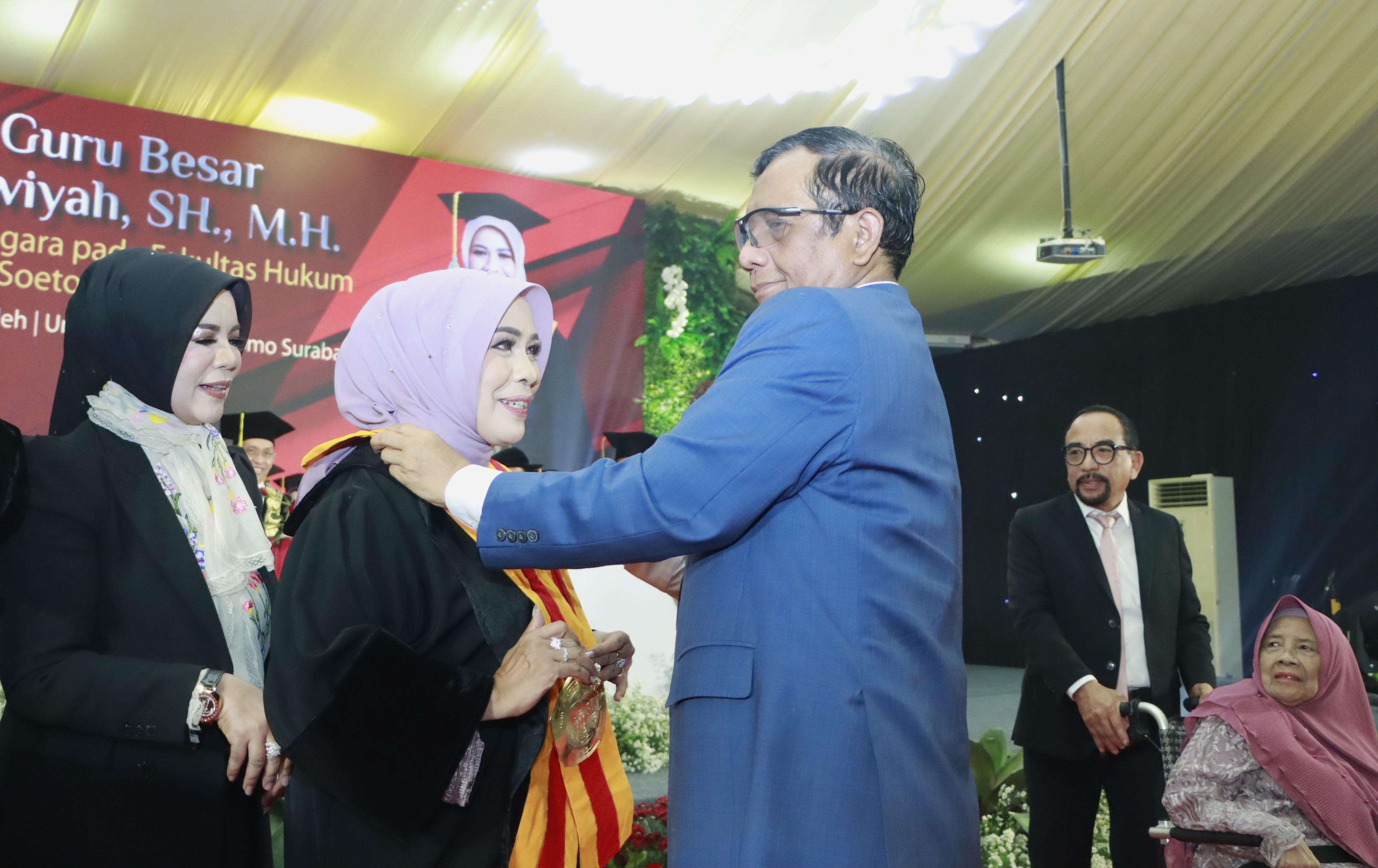 ISTIMEWA: Menkopolhukam Mahfud MD mengalungkan gordon Guru Besar kepada adik tercinta Prof. Dr. Siti Marwiyah, S.H., M.H., sebagai  Guru Besar Bidang Ilmu Hukum Tata Negara Fakultas Hukum Unitomo.