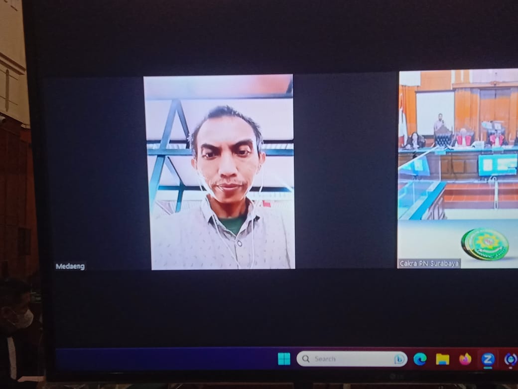 SIDANG ONLINE: Susanto yang menjadi dokter gadungan selama dua tahun lebih di RS PHC Surabaya saat menjalani sidang secara online, di Pengadilan Negeri (PN) Surabaya,  Senin (18/9). (FAJAR/RADAR SBY)