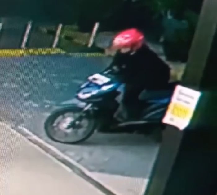 MERESAHKAN: Pelaku terekam CCTV saat menggasak motor di Jalan Ahmad Yani, Surabaya. (IST)
