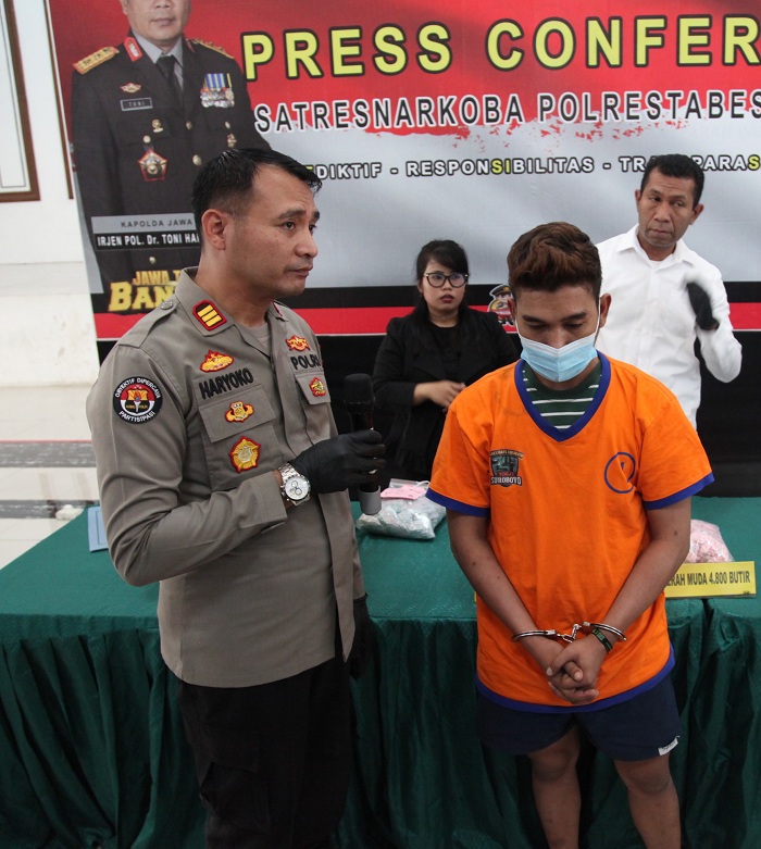 AYO TANGGUNG JAWAB: Petugas menunjukkan barang bukti dan tersangka kasus peredaran narkoba jenis ekstasi yang berhasil diamankan di Mapolrestabes Surabaya. (SURYANTO/RADAR SURABAYA)