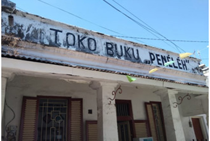 Toko Buku Peneleh dengan pilar-pilar tuanya yang sudah berusia puluhan tahun pernah menjadi jujukan KH Ahmad Dahlan saat berkunjung ke rumah HOS Tjokroaminoto. (FITROTUL KHUSNUL/RADAR SURABAYA)