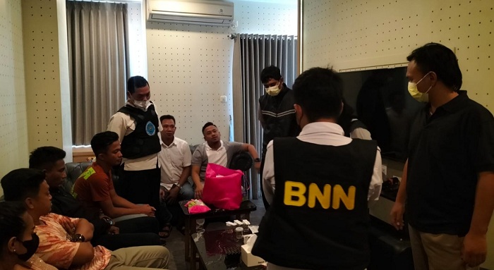 SERIUS: BNNK Surabaya melakukan penggerebekan di salah satu hotel di Jalan Kalisari, Kapasari Genteng, Surabaya, Rabu (13/9). (IST)
