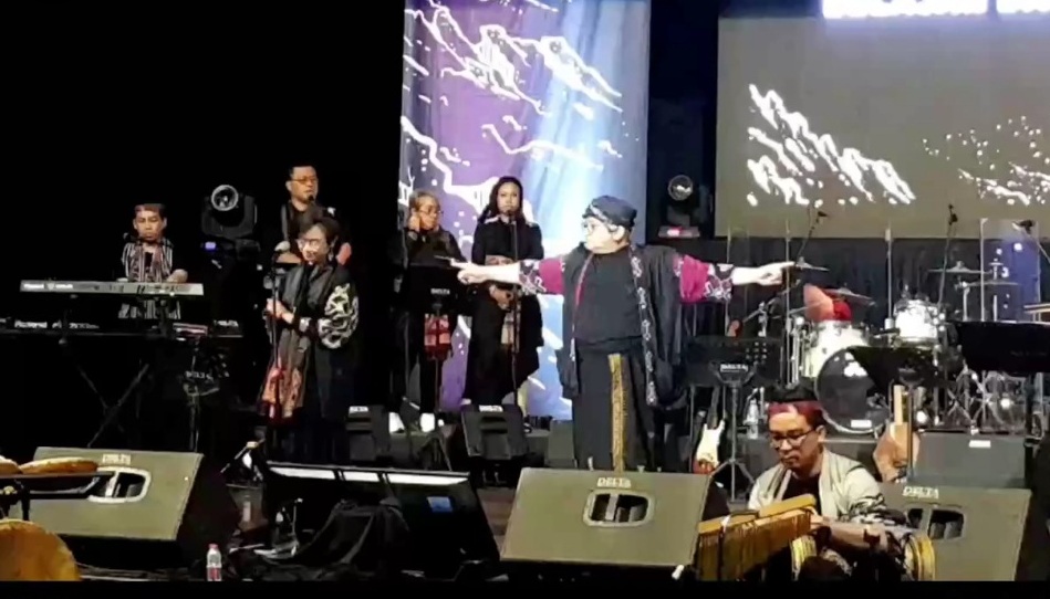 UNIK: Suasana konser musik geologi yang dimotori Prof Dr Andang Bachtiar di Gedung Cak Durasim, Surabaya. (JIHAN NAVIRA/RADAR SURABAYA)