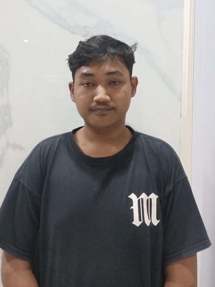 AKHIRNYA: MY, 21 warga Sukomanunggal ditangkap Satreskrim Polres Pelabuhan Tanjung Perak saat berada di lokasi judi online. (IST/RADAR SURABAYA)