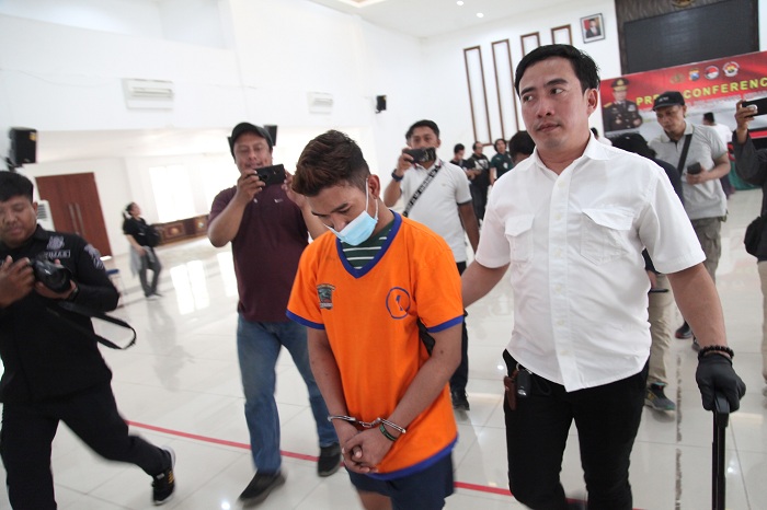 JANGAN MOKONG: Tersangka AB, 31, tersangka kasus peredaran narkoba jenis ekstasi digelandang polisi di Mapolrestabes Surabaya. (SURYANTO/RADAR SURABAYA)
