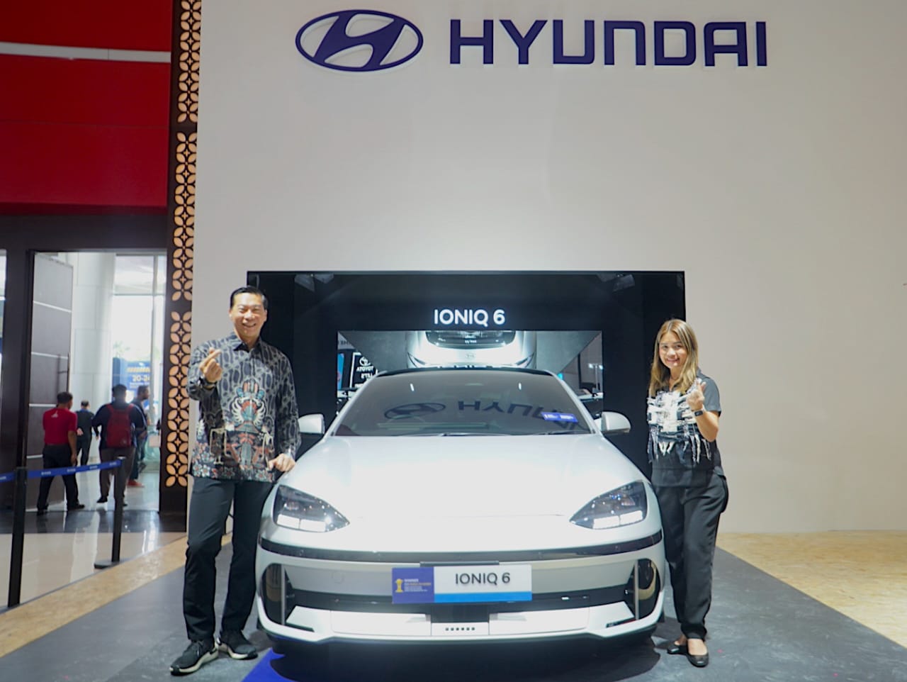 Budi Darmawan Jantania, Head of Regional Sales Dept PT Hyundai Motors Indonesia dan Astrid Ariani Wijana, Head of Marketing Dept foto bersama dengan Hyundai IONIQ 6, mobil listrik terbaru Hyundai.