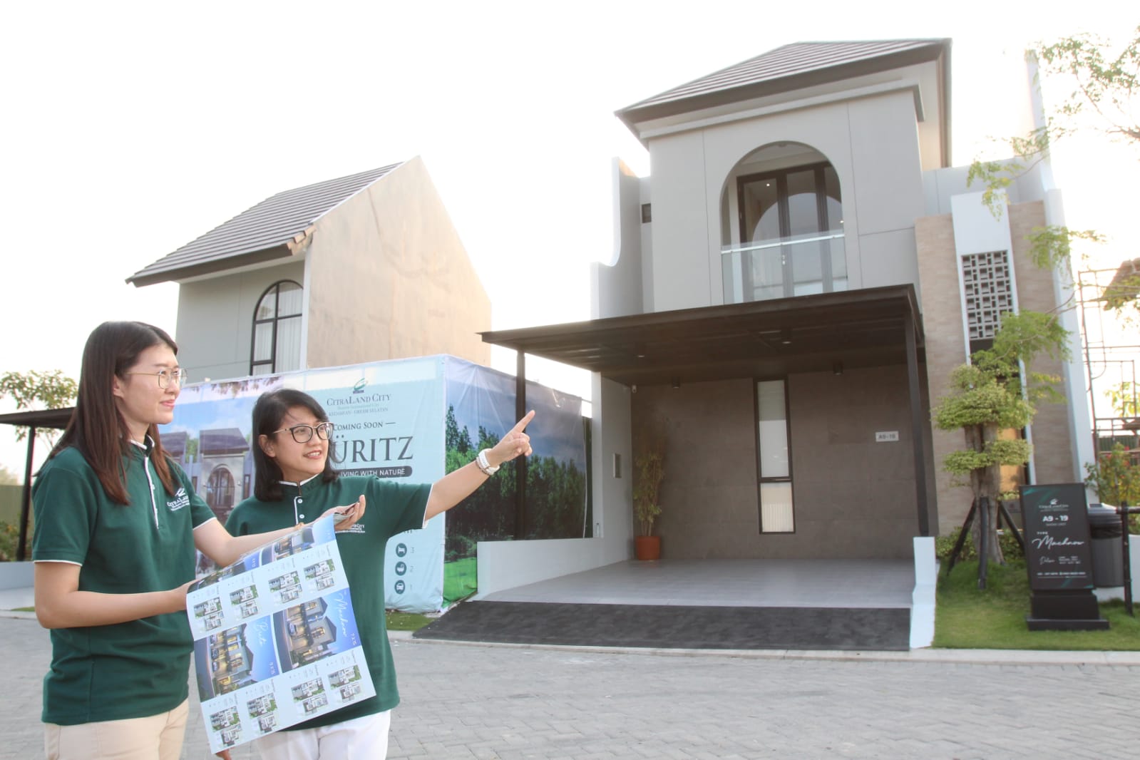 RUMAH CONTOH: Vica Yustisiana (kanan) bersama Vina Valencia saat meninjau rumah contoh di CitraLand City Kedamean. (Abdullah Munir/Radar Surabaya)