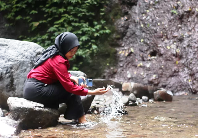 Menikmati kesegaran dan keindahan pemandangan di sekitar air terjun Singokromo yang masih asri dan asli belum tersentuh pembangunan. (DOK. JAWAPOS)