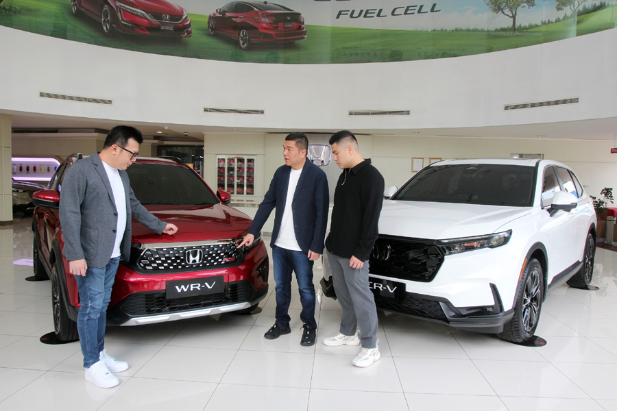 ANDALAN: Presiden Direktur Honda Surabaya Center (HSC) Ang Hoey Tiong (tengah) didampinggi Direktur HSC Wendy Miharja (kiri) menunjukkan mobil Honda All New CR-V dan Honda WR-V di kantornya.