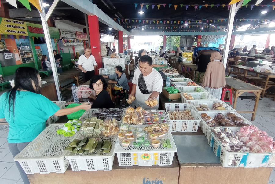 RAMAI: Para pedagang jajanan tradisional di Pasar Kembang. (SURYANTO/RADAR SURABAYA)