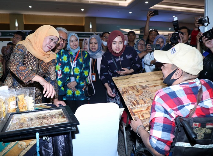 AKRAB: Gubernur Khofifah Indar Parawansa saat membuka job fair dalam rangka Hari Jadi ke-78 Provinsi Jatim di Galaxy Mall Surabaya, Selasa (19/9). (MUS PURMADANI/RADAR SURABAYA)