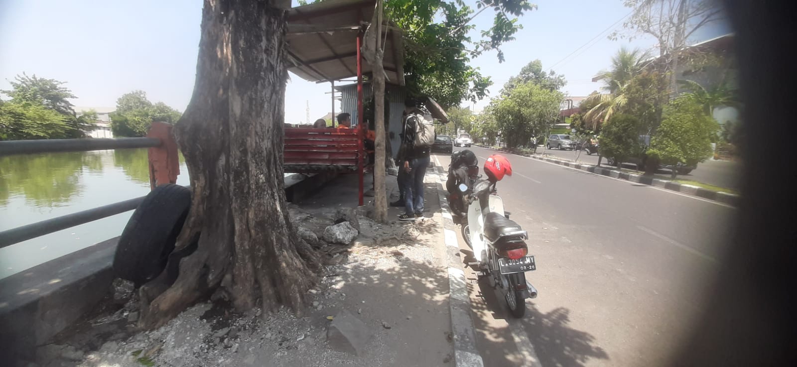BARANG BUKTI: Sepeda motor dan helm yang diduga milik Rosi dan Gilang, ditemukan di Kali Suroboyo, Kamis (21/9). (MAHRUS/RADAR SURABAYA).