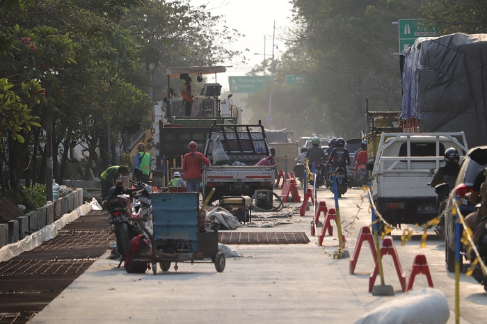TERUS DIKERJAKAN: Betonisasi Jalan Raya Dupak dilakukan bertahap dan akan dilanjut di tahun 2024. (SURYANTO/RADAR SURABAYA)