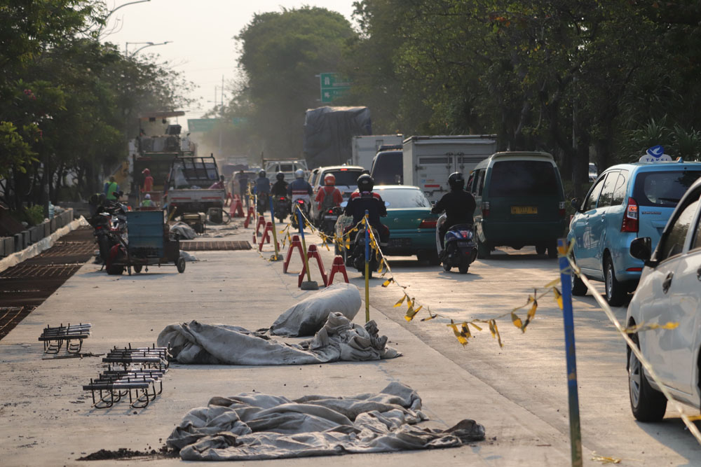 PADAT: Proyek betonisasi di Jalan Dupak, Surabaya, terus dipercepat. (SURYANTO/RADAR SURABAYA)