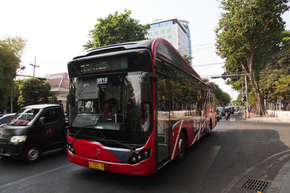 LEBIH NYAMAN: Armada Surabaya Bus saat melintas di Jalan Panglima Sudirman, Surabaya. (SURYANTO/RADAR SURABAYA)