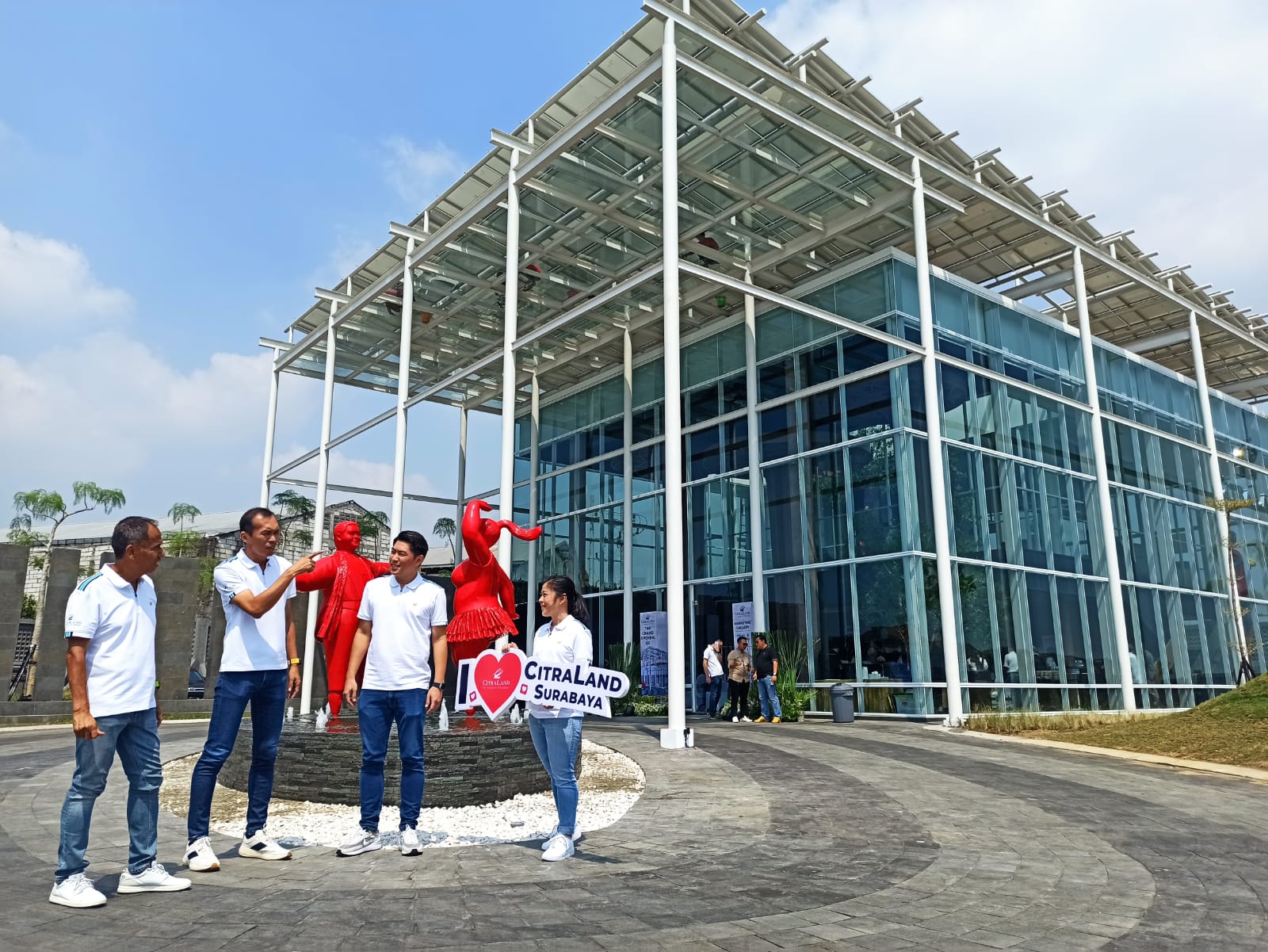 GREEN BUILDING: Dari kanan: Sutoto Yakobus, Lauw Hendra, Kevin Hadianto dan Erlyn Angelina menjelaskan konsep green building di Marketing Gallery CitraLand Utara Surabaya. (M. Afiq/Radar Surabaya)