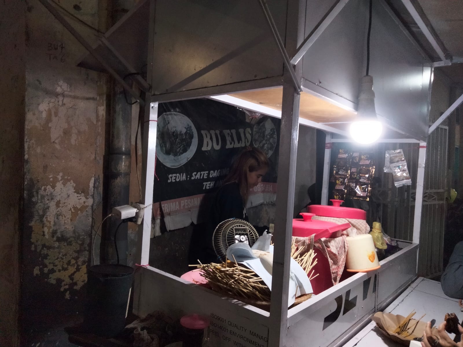 TELATEN: Elisawati menyiapkan sate karak di kawasan Ampel, Surabaya. (JIHAN NAVIRA/RADAR SURABAYA)