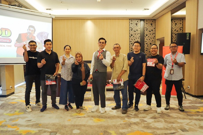 SEMANGAT: Chief Eksentrik Officer Lion Parcel Denny Sumargo (tengah) berfoto bersama perwakilan mitra agen Lion Parcel Surabaya pada acara Gathering Agen Mitra Surabaya. (IST)
