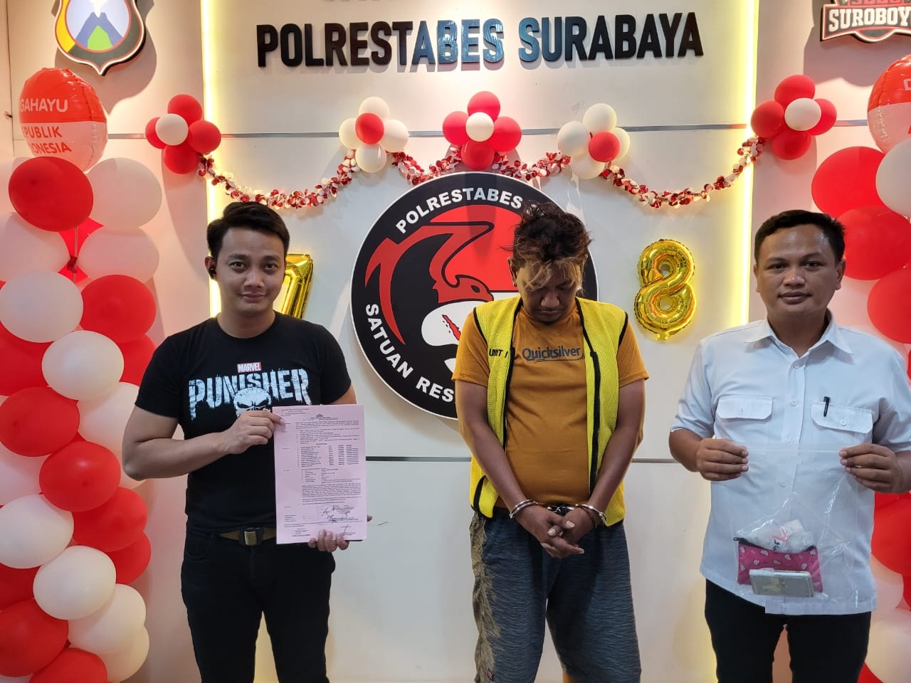 MENYERAH: Tersangka ZA diamankan di Polrestabes Surabaya bersama barang bukti, Kamis (21/0). (ISTIMEWA)