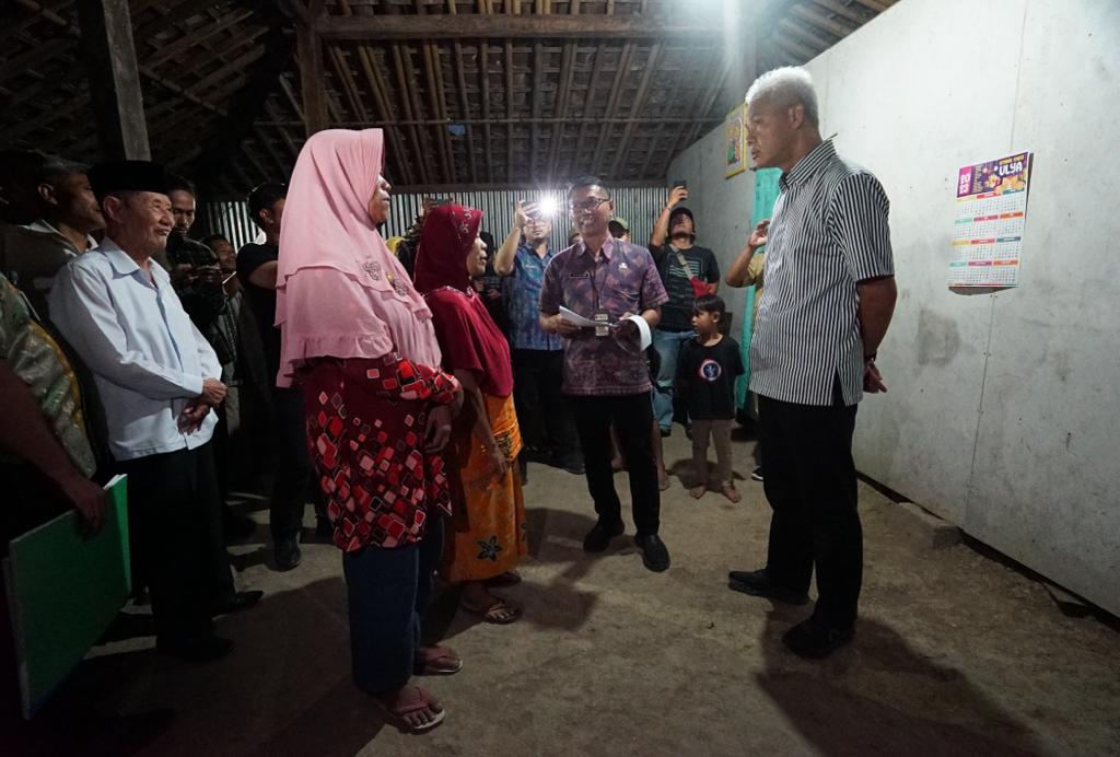 PEDULI: Ganjar Pranowo saat meninjau salah satu rumah warga yang perlu mendapatkan bantuan renovasi rumah tidak layak huni (RTLH) di Sukoharjo. (Foto : Humas Pemprov Jateng)