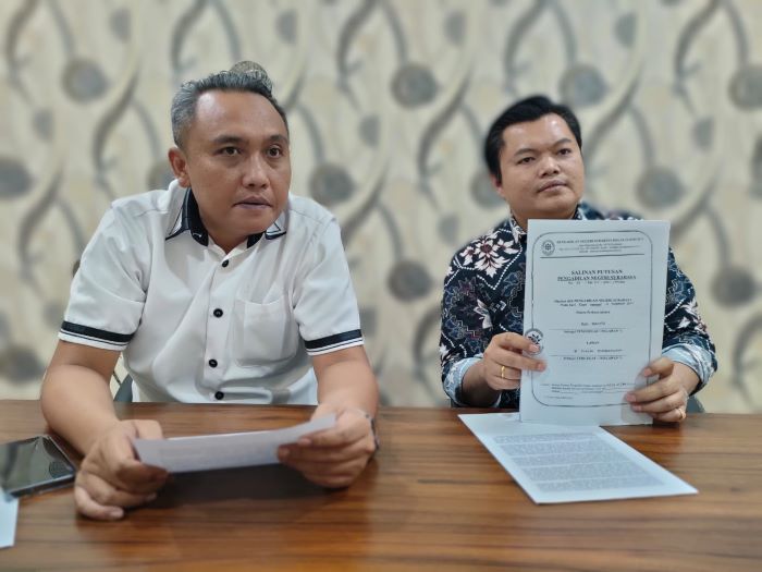 MEWAKILI: Hery Siregar (kanan), kuasa hukum Budi Pranowo dari kantor hukum Julianto Simanjuntak dan Rekan, menjelaskan mengenai perkara kliennya dengan PT Puncak Dharmahusada. (IST)