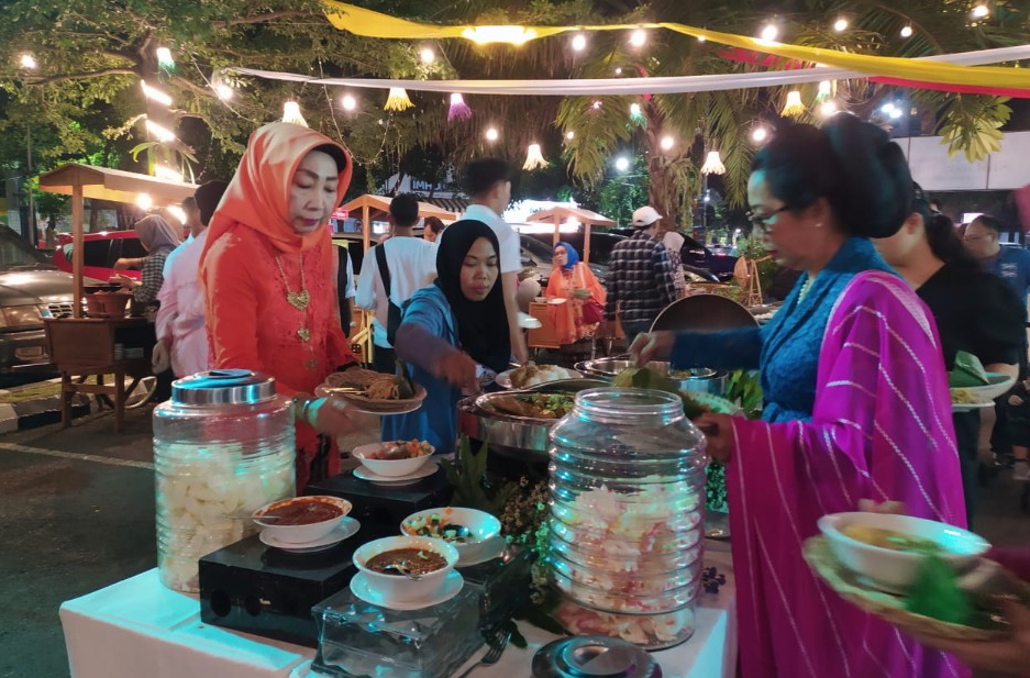 RAMAI: Para pecinta kuliner saat menikmati sajian kuliner khas Jatim di Jatim Food Festival, Sabtu (23/9). (Nurul Afiah/Radar Surabaya)