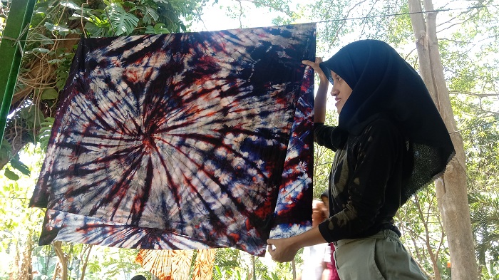 KREATIF: Anak-anak berkebutuhan khusus atau disabilitas saat membuat kain tenun shibori, mulai dari proses pembuatan pola, pencelupan hingga penjemuran, di Kebun Bibit Wonorejo, Minggu pagi (24/9). (R