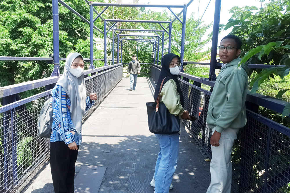 Pejalan kaki saat melintas di Jembatan Penyeberangan Orang (JPO) UINSA-UBHARA, Kamis (21/9). (ANGELICA/RADAR SURABAYA)