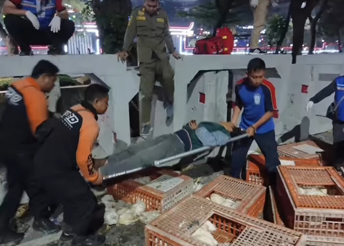 EVAKUASI: Salah satu korban kecelakaan truk colt diesel tabrak box culvert di Jalan Ahmad Yani, Surabaya, Senin (25/9) pukul 03.44, dibawa ke rumah sakit. (M. MAHRUS/RADAR SURABAYA)