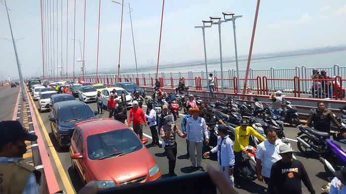 LONG MARCH: Terjadi kemacetan di Jembatan Suramadu sebagai dampak dari aksi Ormas Madura Asli (Madas) yang melakukan long march dari sisi Surabaya ke Madura, Senin (25/9). (IST/RADAR SURABAYA)