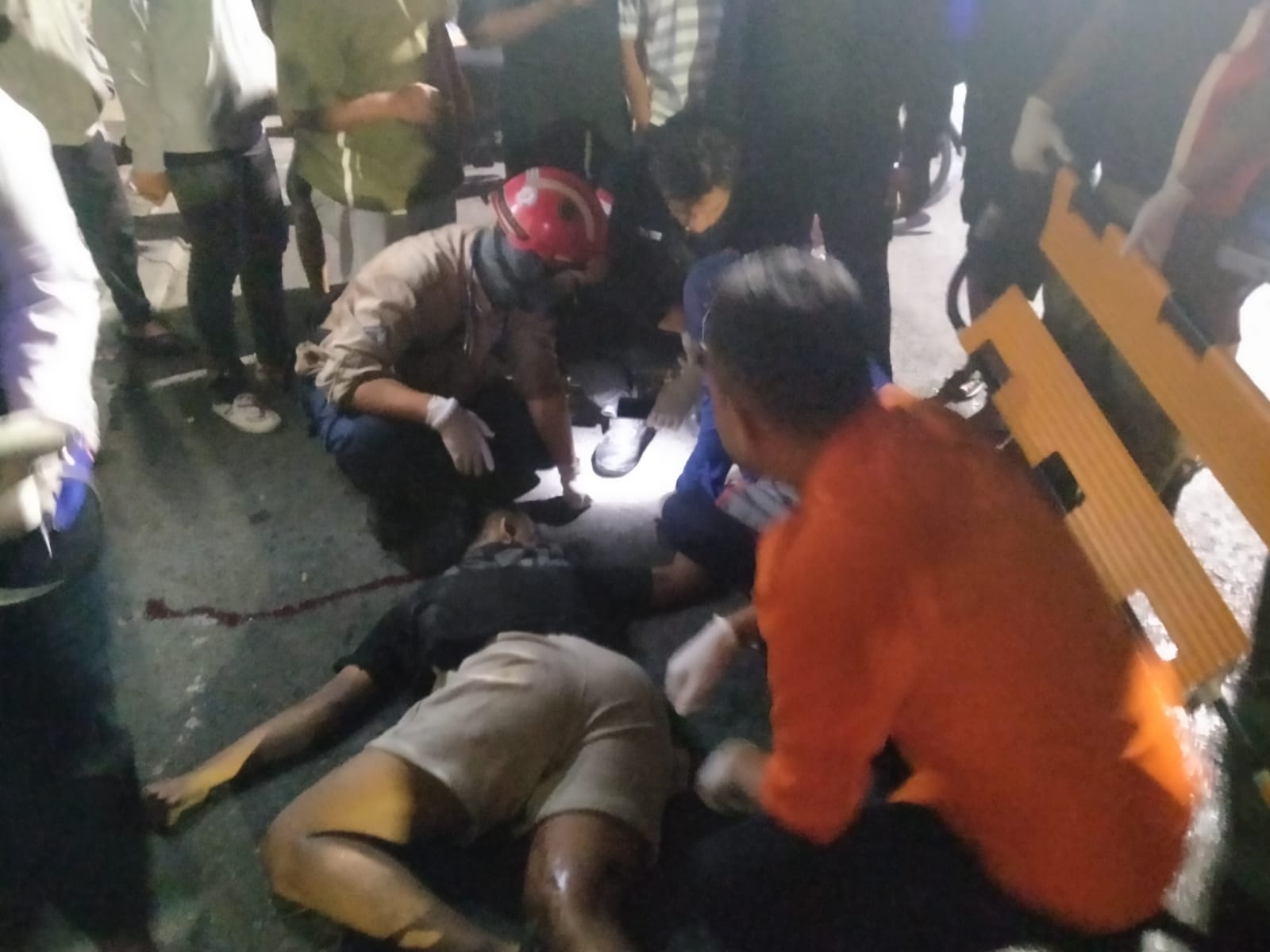 EVAKUASI: Petugas mengevakuasi jenazah korban kecelakaan di Jalan Tambakrejo, Minggu (24/9). (ISTIMEWA)