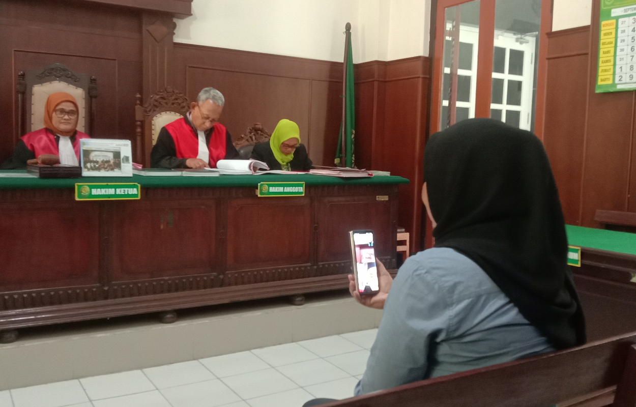 KORBAN: Kurniawati memberi keterangan di PN Surabaya. (FAJAR/RADAR SURABAYA)