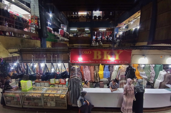 TUNGGU PEMBELI: Suasana lapak milik pedagang di Pasar Kapasan, Surabaya. Tidak seperti sebelum-sebelumnya, kini Pasar Kapasan relatif sepi pembeli. (SURYANTO/RADAR SURABAYA)