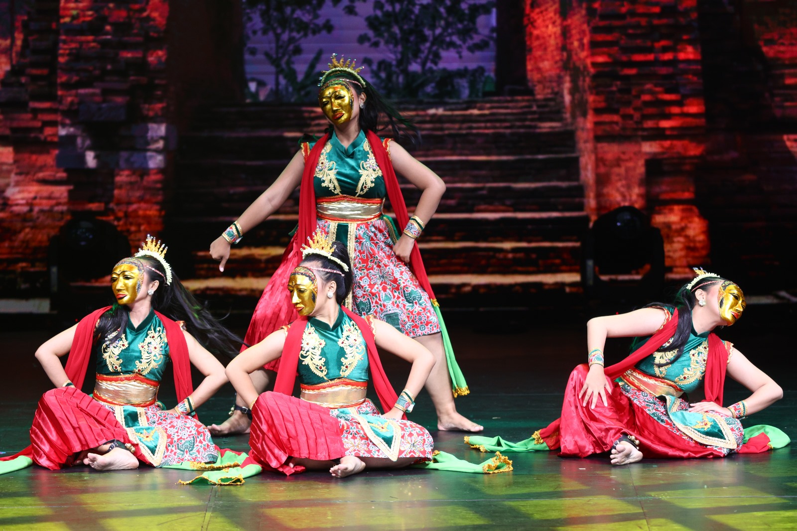 MENDUNIA: Tarian Suramadu saat tampil di Ganesha Theater, Bangkok, Thailand, tampilan tersebut sebagai bagian menduniakan seni dan budaya Indonesia. (DOK UNESA)
